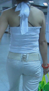 紧身白裤少妇走路会扭