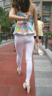 长腿高跟超紧白裤少妇