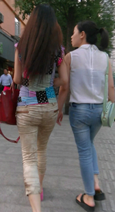 长时间跟拍紧身黄裤小妹