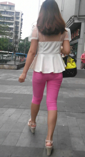 紧身布裤高跟少妇