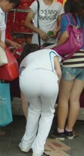 紧身白裤内痕性感