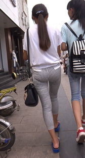 紧身条纹布裤苹果臀少妇