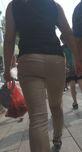 高跟紧身黄裤包臀少妇