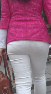 街拍超紧包臀白裤内痕深