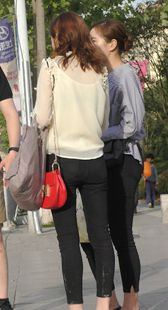 紧身打底黑裤少妇