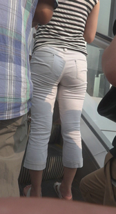 大屁股宽臀白裤少妇