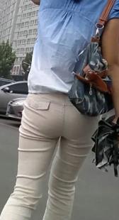 紧裤少妇真会扭