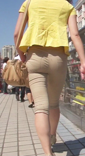 黄裤少妇屁股弹性好