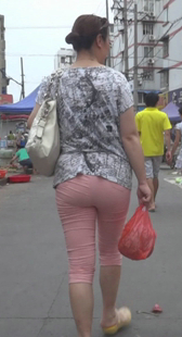 街拍宽臀少妇口味重
