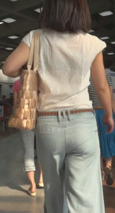 宽松牛仔布裤少妇