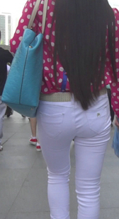 紧身包臀白布裤长发少妇