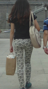 布裤少妇屁股圆润可惜夹不紧