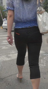 高挑黑紧裤少妇