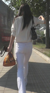 街拍白裤少妇如此会扭