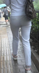 雨天跟拍白裤少妇