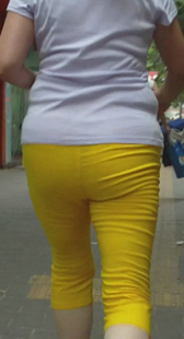 黄色打底包臀少妇