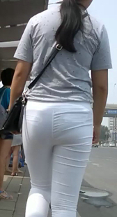 跟拍紧身白布裤少妇