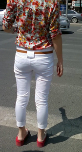 街拍经典白裤小少妇