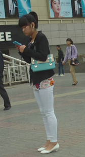 性感白布裤少妇还听歌