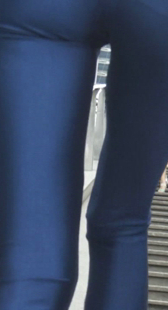 紧身蓝裤少妇腿长