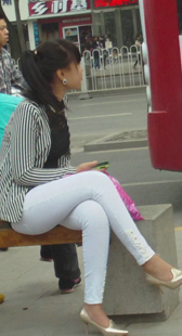 白裤少妇坐姿迷人