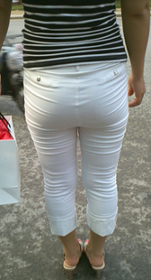 紧身白裤等车少妇