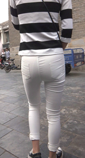 极品白裤翘臀成熟少妇