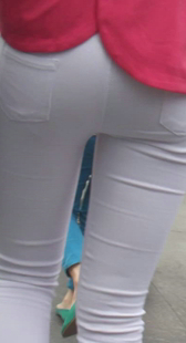 紧身白裤少女腿长