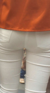 近距离包臀白裤少妇