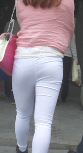 街拍紧身白裤内痕明显