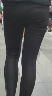 紧身皮裤包臀口味有点重