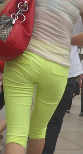 紧身黄裤少妇内痕明显