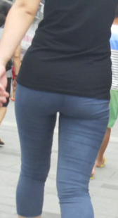 街拍打底包臀视频
