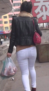 跟拍紧身白裤小骚妇