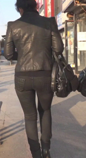 街拍黑裤紧身包臀少妇