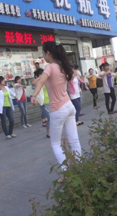 白裤少妇教跳舞