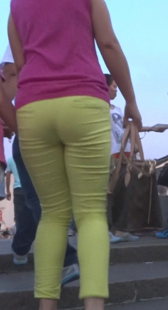 紧身黄裤贴臀少妇