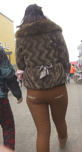 紧身咖啡打底裤少妇