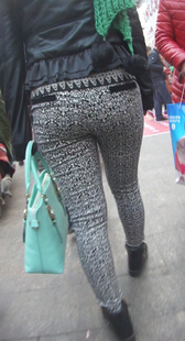 街拍贴身包臀少妇