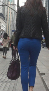 紧身蓝裤美臀少妇