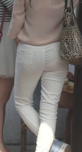 紧身白裤迷人少妇