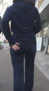 黑色呢绒包臀少妇