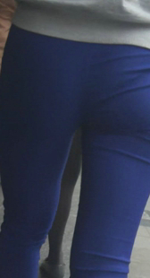 打底蓝裤包臀少妇