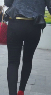 包臀黑裤少妇身材好