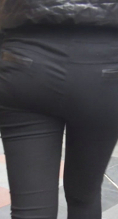 长腿黑裤成熟少妇