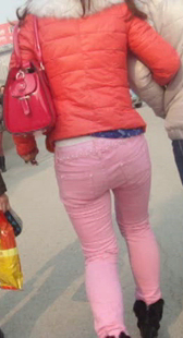 粉裤小少妇走路变形