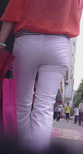 街拍白裤少妇内痕紧