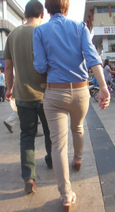 高跟灰裤宽臀少妇