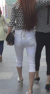 紧裤小少妇走路已经变形