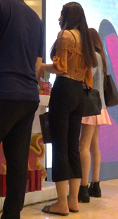 商场紧身黑裤长发少女